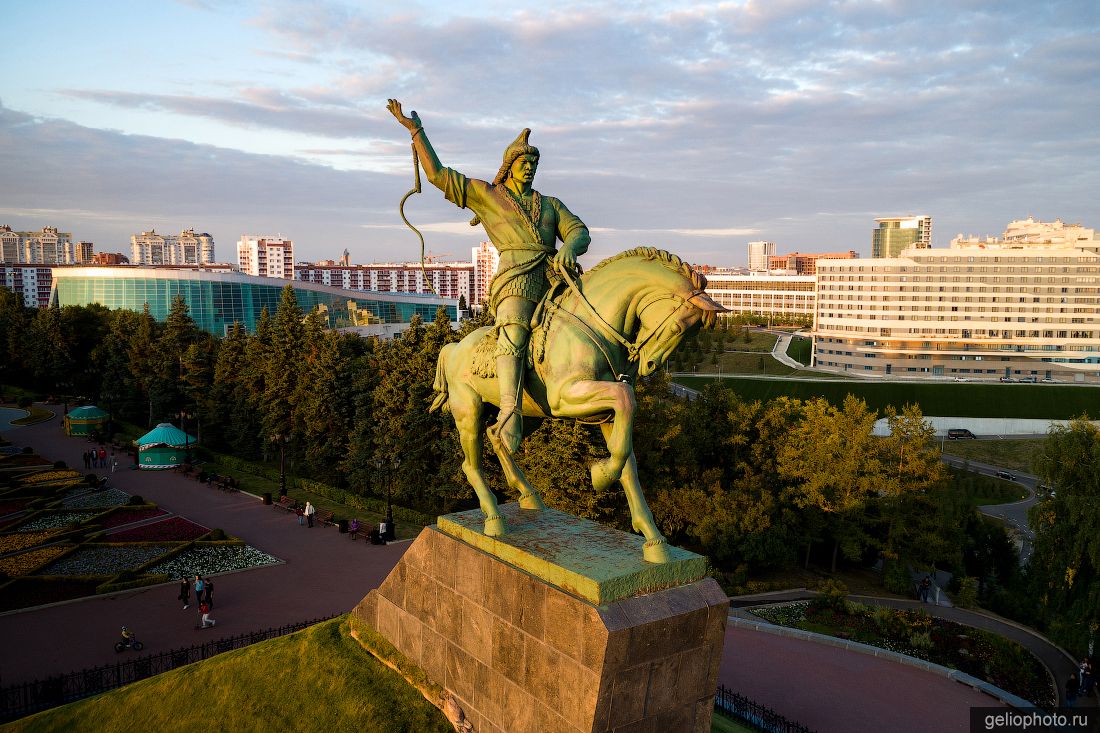 Памятник Салавату Юлаеву в Уфе с высоты фото
