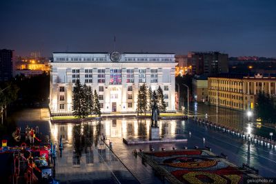Здание Правительства Кузбасса в Кемерово ночью фото