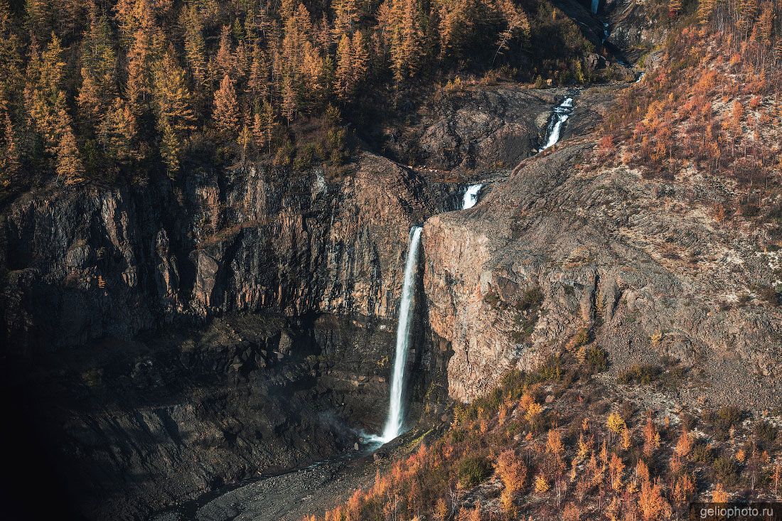 Водопад на плато Путорана с высоты фото