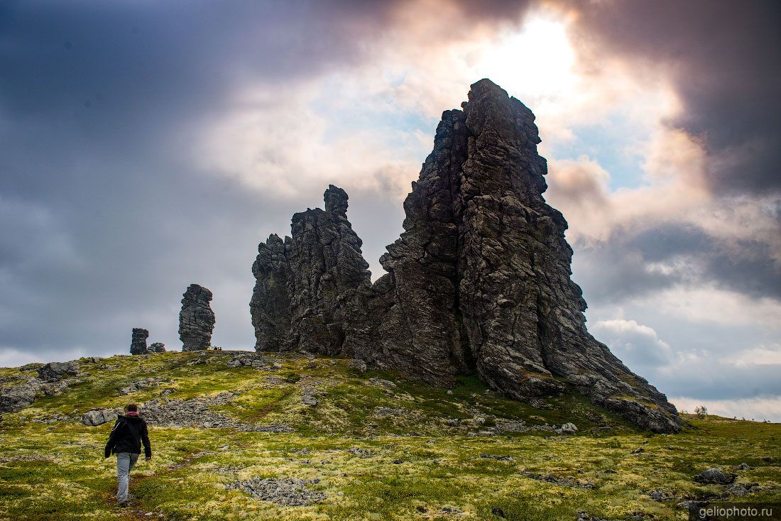 Каменные останцы Маньпупунёр на Северном Урале фото