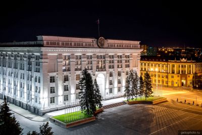 Администрация Правительства Кузбасса в Кемерово ночью фото