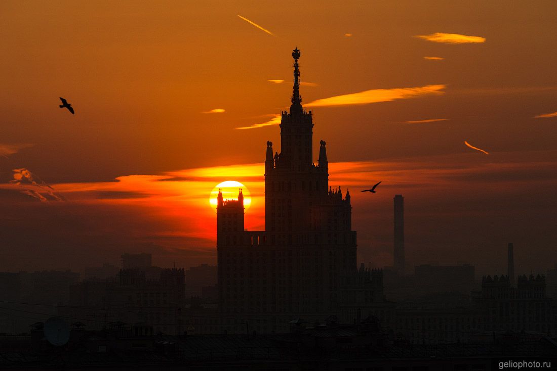 Высотка на Котельнической набережной в Москве на закате фото