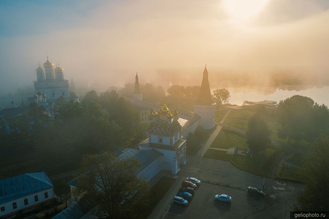 Свято-Успенский мужской монастырь в Волоколамске фото
