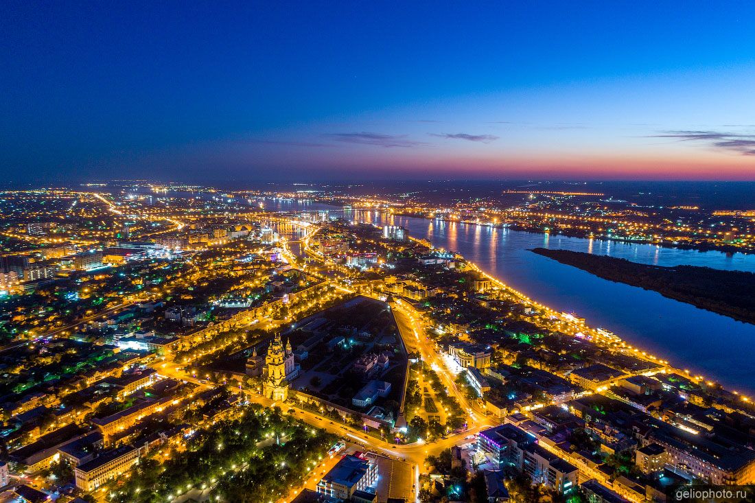 Центр Астрахани вечером фото