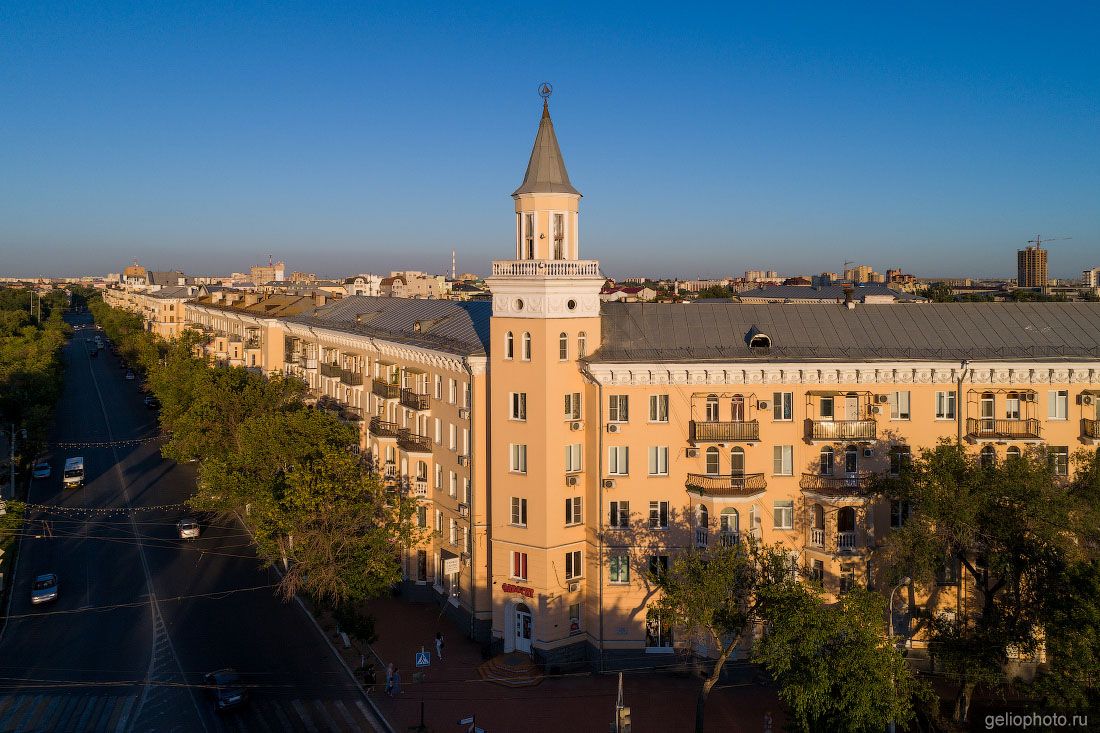 Дом со шпилем на площади Ленина в Астрахани фото