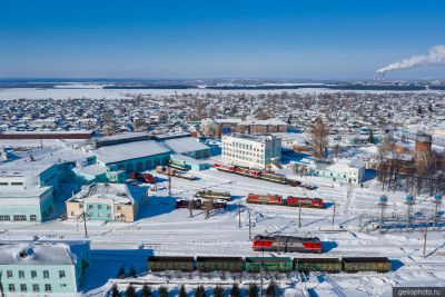 ЖД пути вокзала в Топках Кемеровской области фото