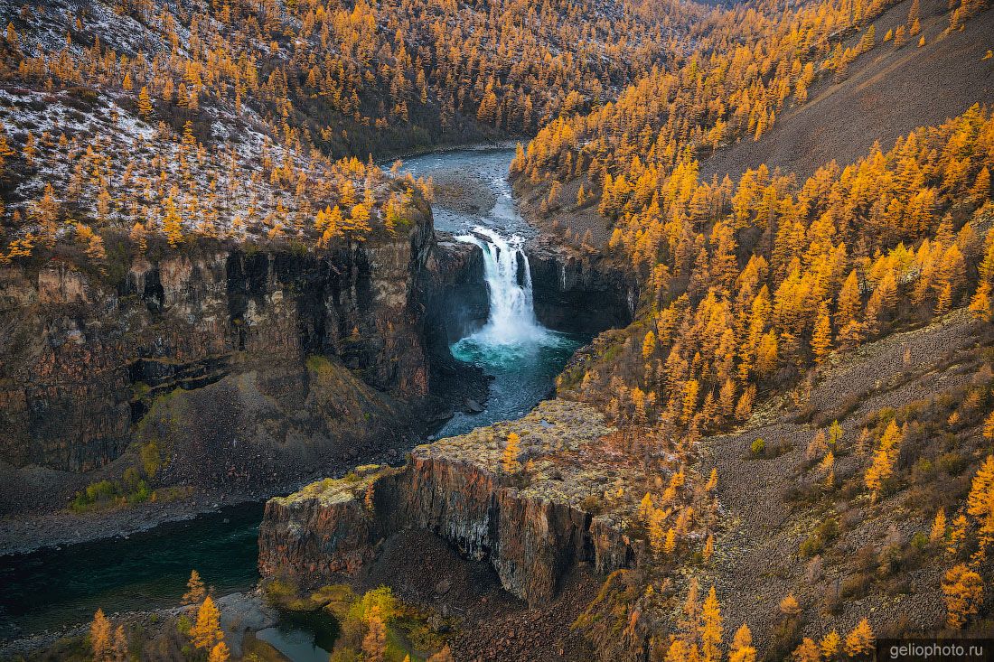 Водопад на плато Путорана с высоты фото