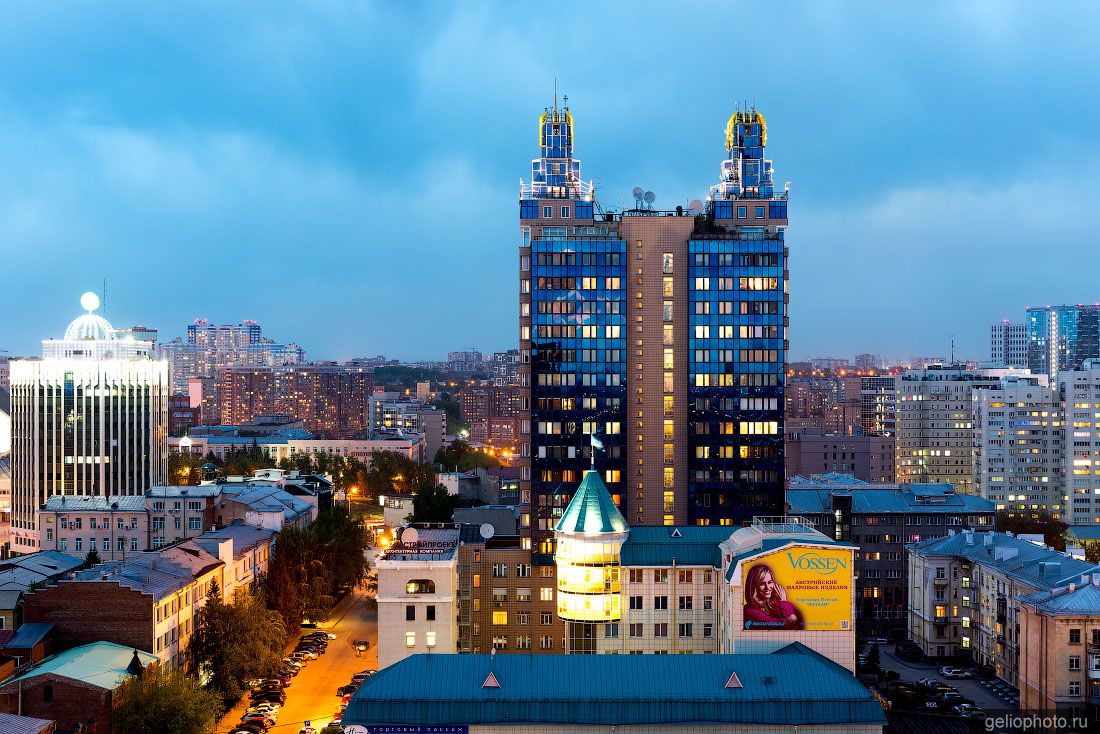 Дом Бэтмен в Новосибирске вечером фото