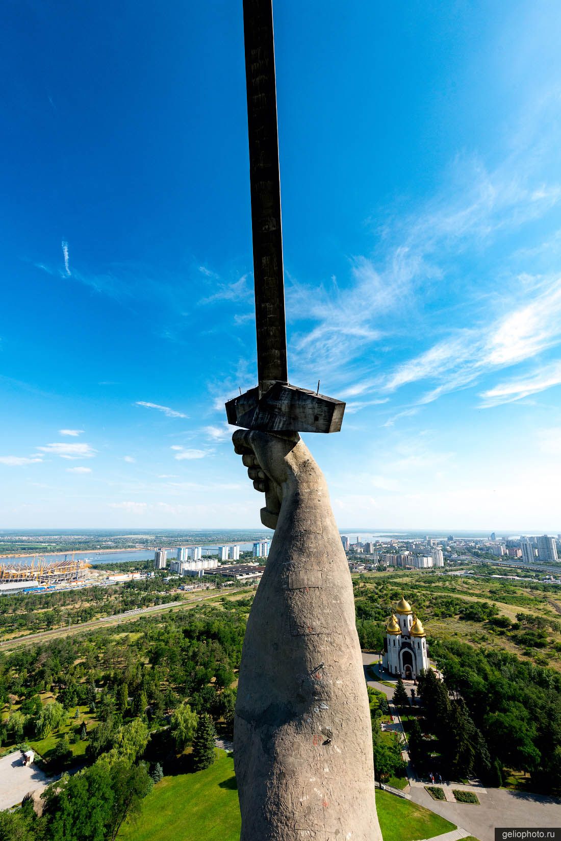 Меч на скульптуре Родина-мать фото