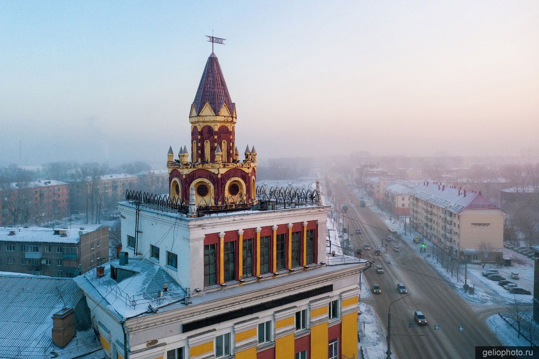 Дом с башней в Новокузнецке с высоты фото
