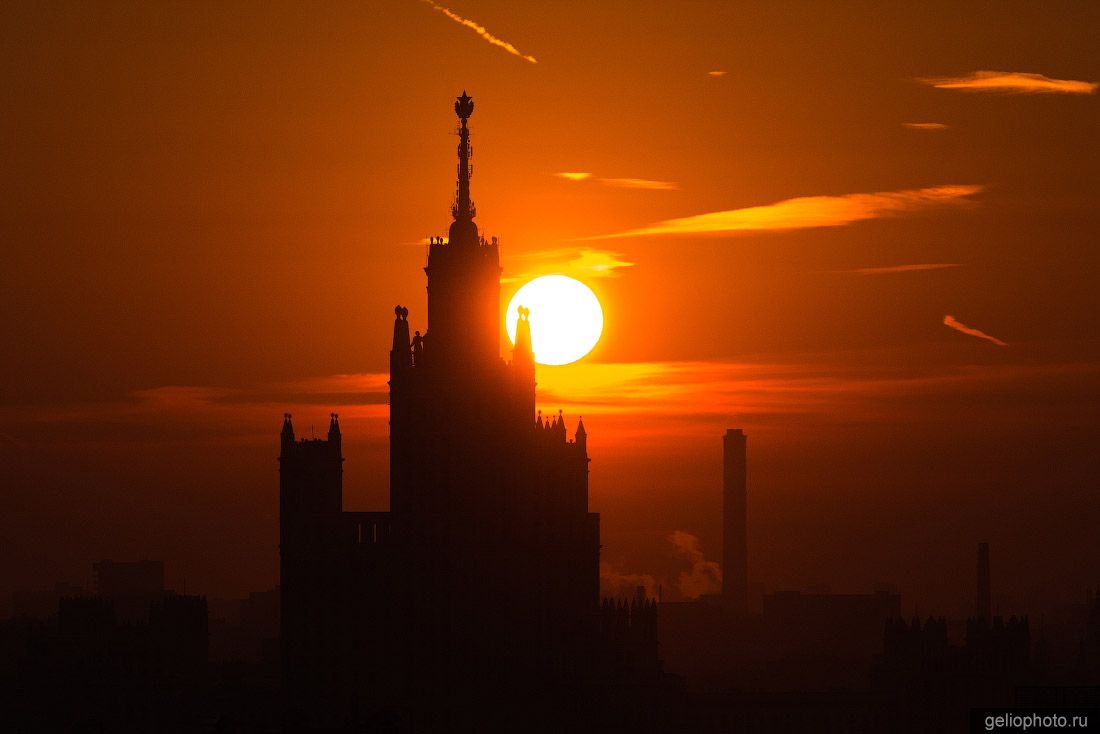 Высотка на Котельнической набережной в Москве на закате фото