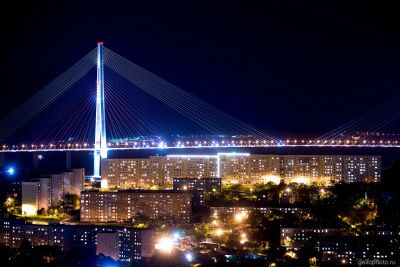 Пилон русского моста во Владивостоке ночью фото