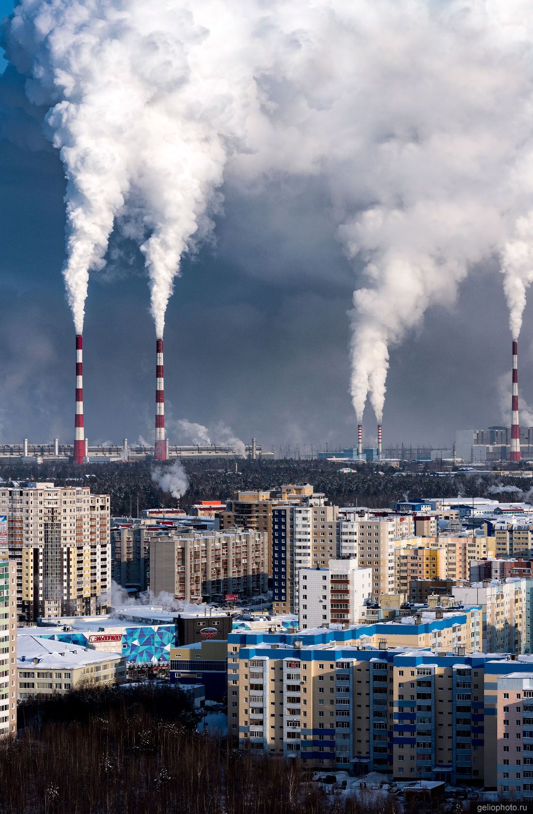 Трубы Сургутских электростанций фото