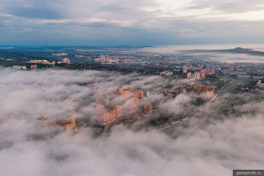 Красноярск с высоты в тумане фото