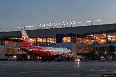 Airbus A320 а/к Россия в аэропорту Красноярска фото