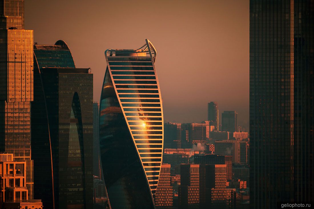 Evolution Tower в Москва-Сити на закате фото