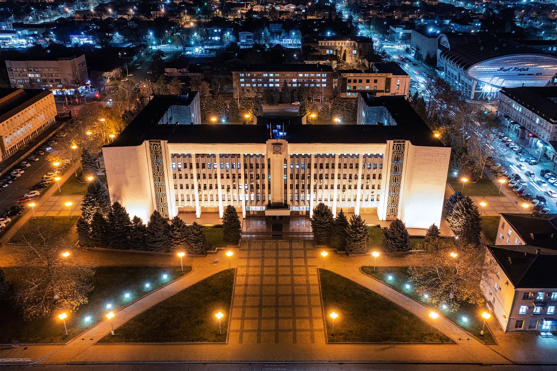 Здание администрации Главы Адыгеи в Майкопе фото