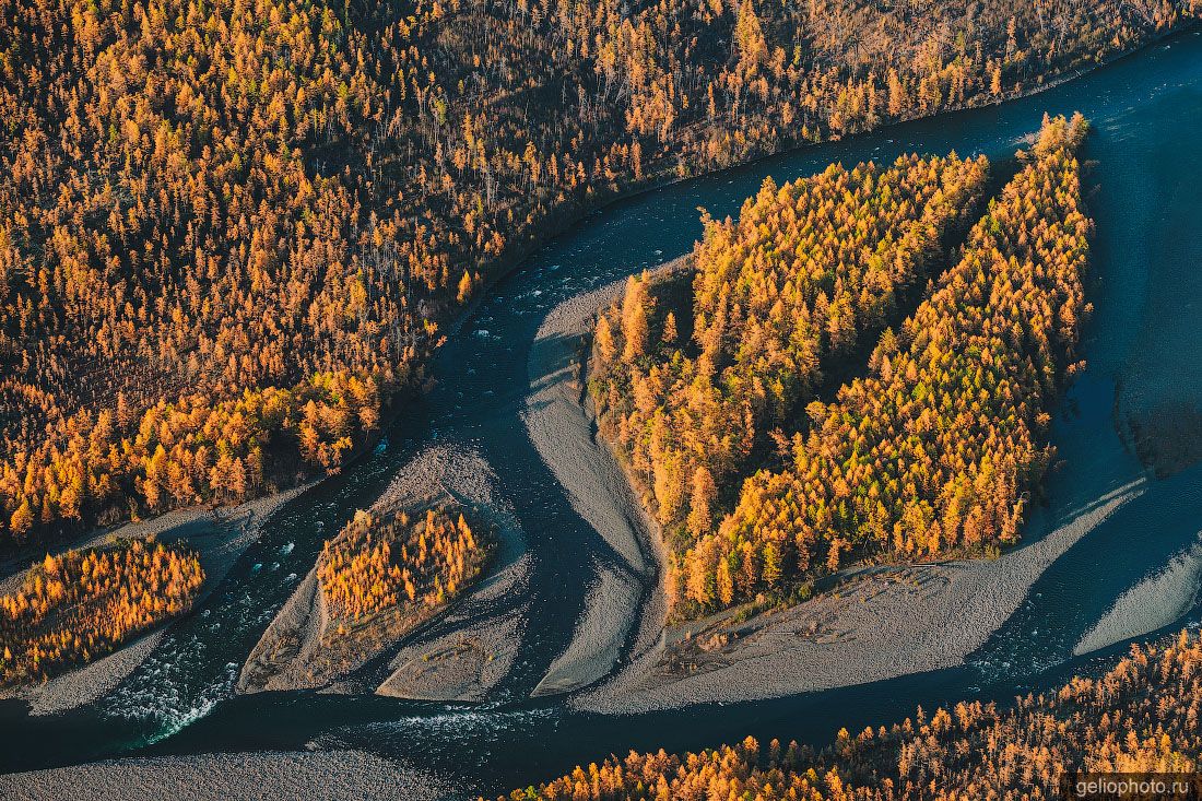 Река на плато Путорана с высоты фото