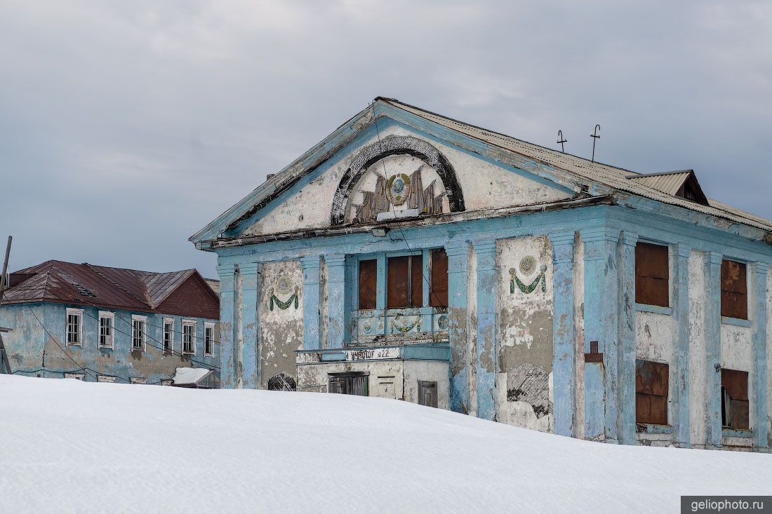 Здание бывшего клуба в Диксоне фото