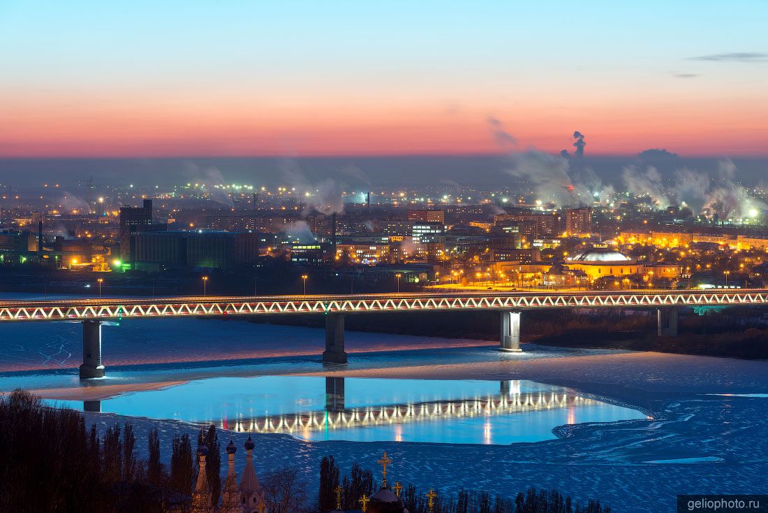 Метромост в Нижнем Новгороде вечером фото