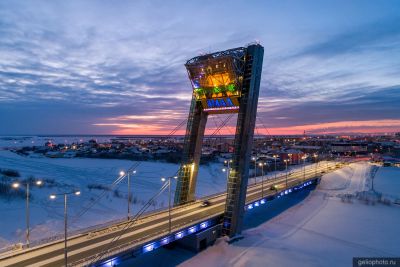 Мост Факел в Салехарде вечером фото