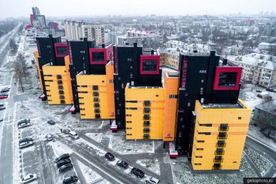 Дом на Набережной Варкауса 33 в Петрозаводске с высоты фото