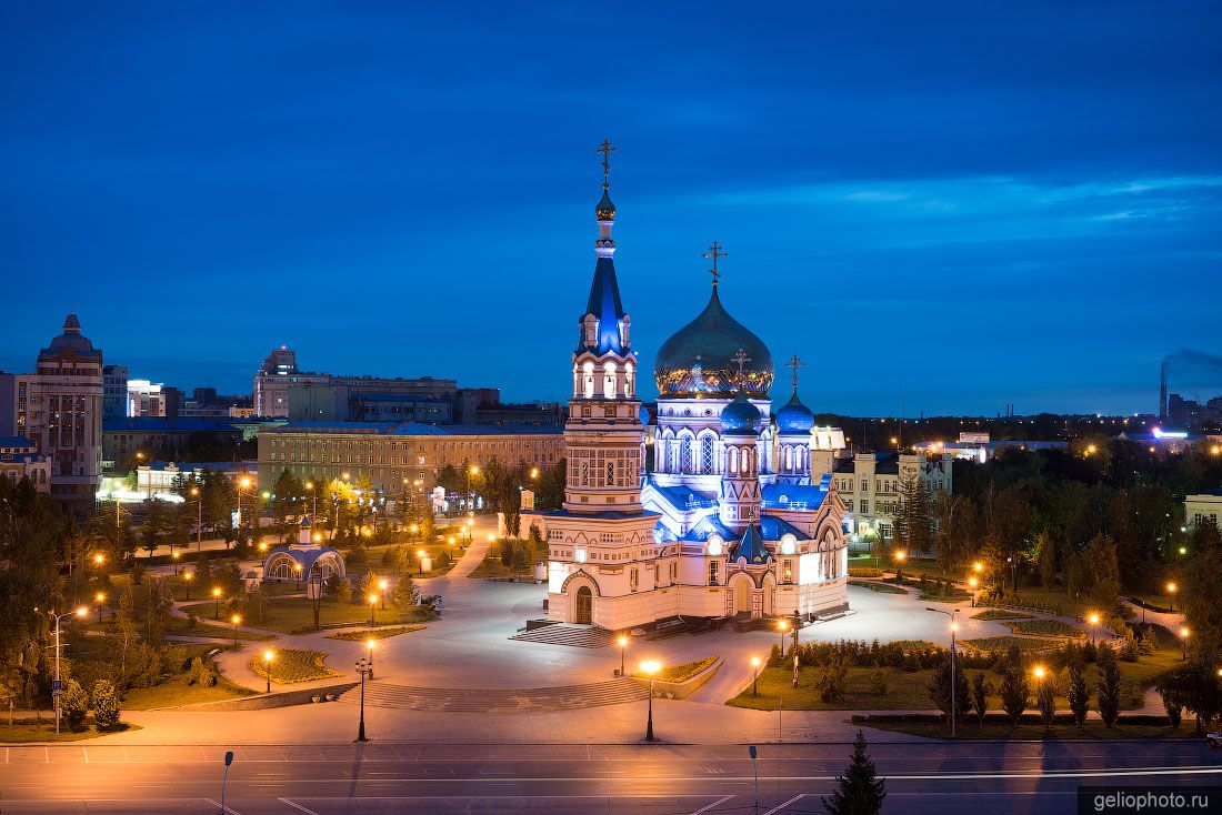 Свято-Успенский кафедральный собор ночью фото