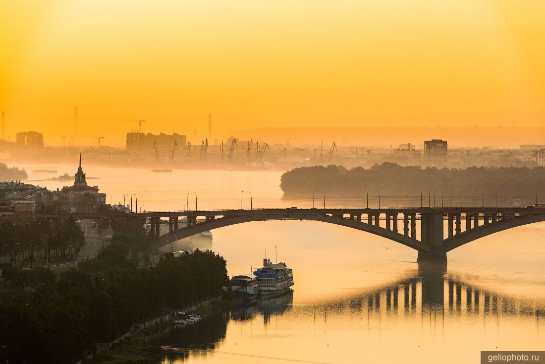 Коммунальный мост в Красноярске на закате фото
