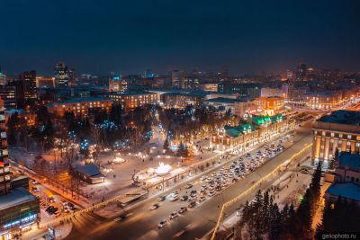 Первомайский сквер в Новосибирске с новогодней подсветкой фото