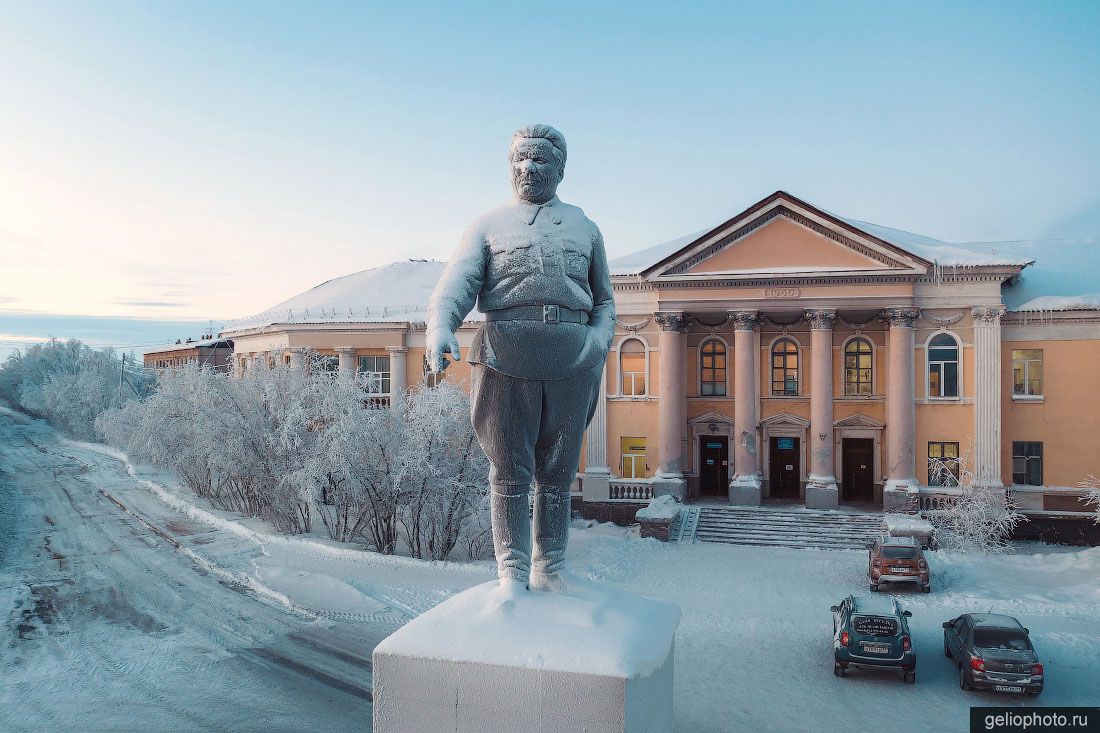 Памятник Кирову в Воркуте фото