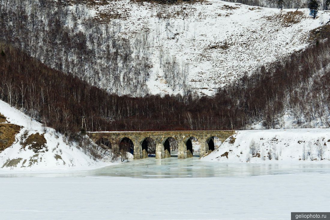 Мост на Кругобайкальской железной дороге на Байкале фото