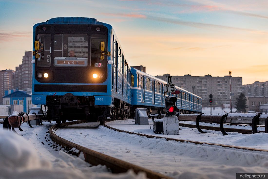 Поезд Новосибирского метро фото