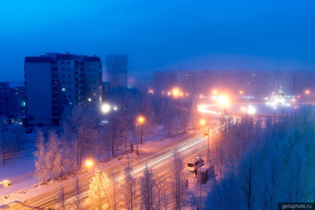Улица Островского в Сургуте вечером фото