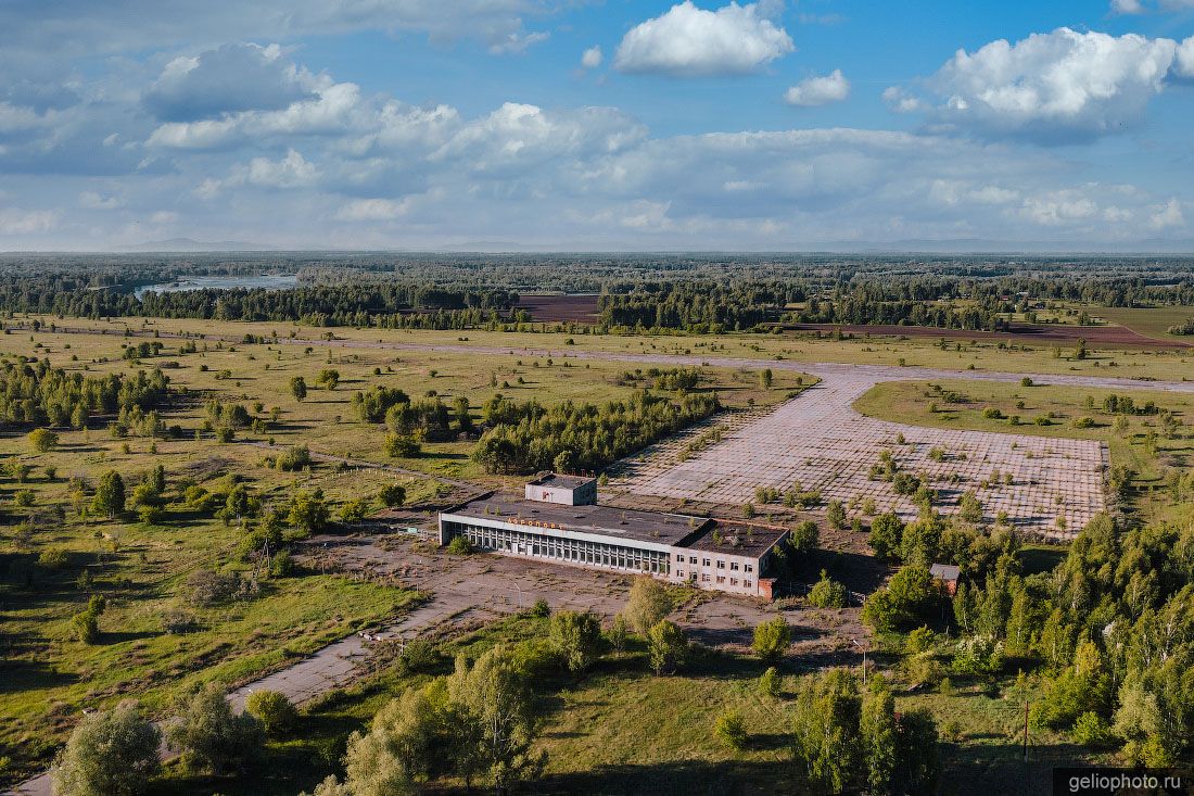 Заброшенный аэропорт Бийска с высоты фото