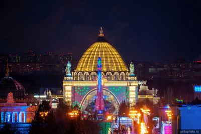 Павильон Космос на ВДНХ в Москве вечером фото