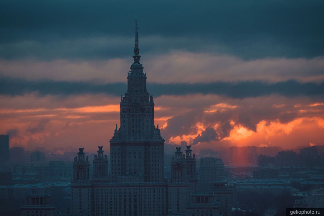 МГУ в Москве на закате фото