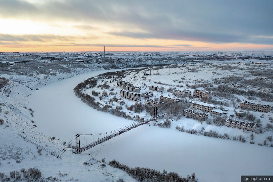 Заброшенный пешеходный мост в Воркуте фото