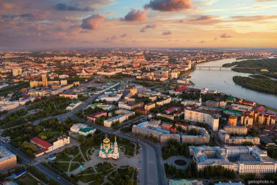 Центр Омска с высоты на закате фото