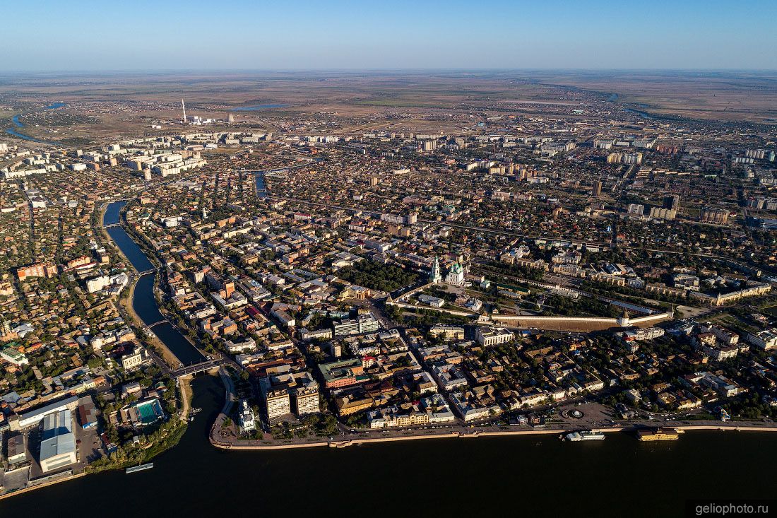 Вид на центр Астрахани с высоты фото