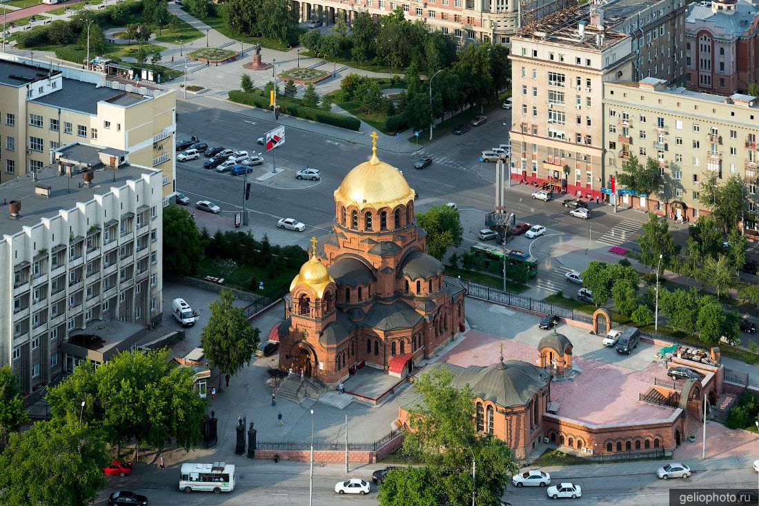 Собор Александра Невского в Новосибирске летом фото