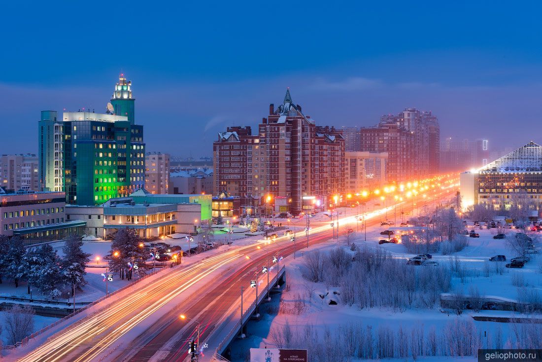 Университетская улица в Сургуте вечером фото
