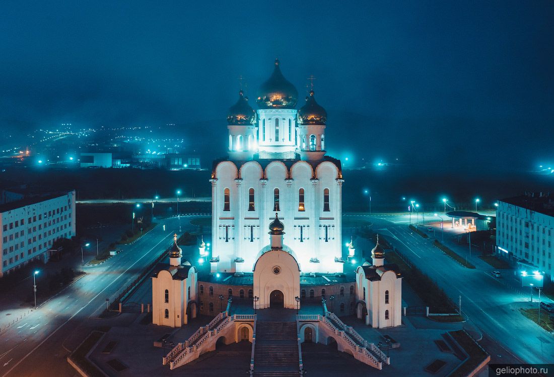 Свято-Троицкий собор в Магадане ночью фото