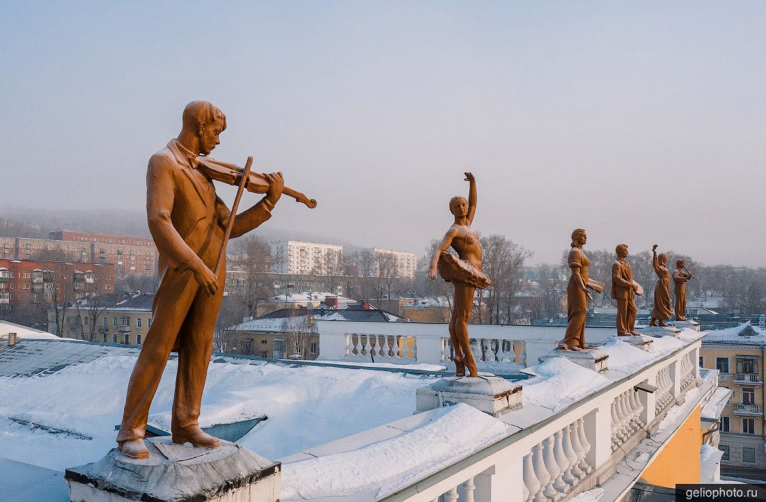 Скульптуры на дворце культуры Алюминщик в Новокузнецке фото