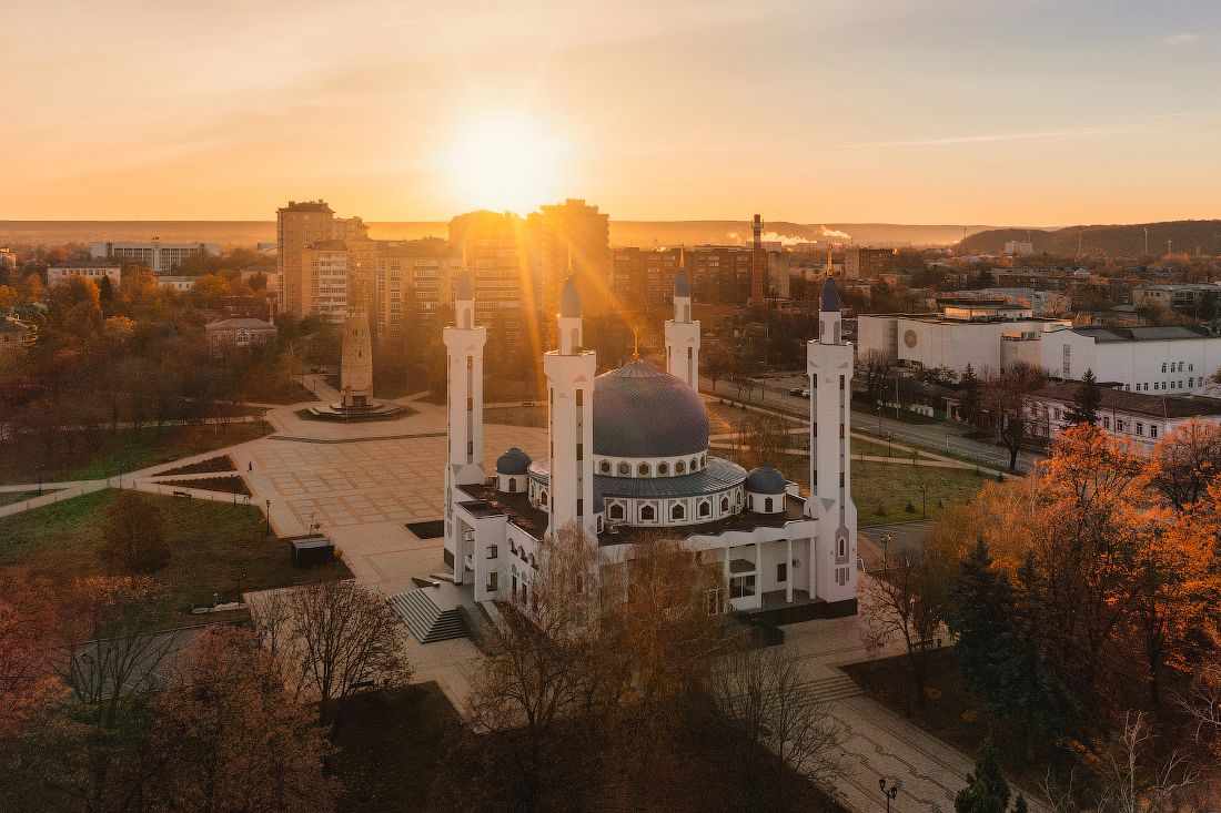 Соборная мечеть в Майкопе на рассвете фото