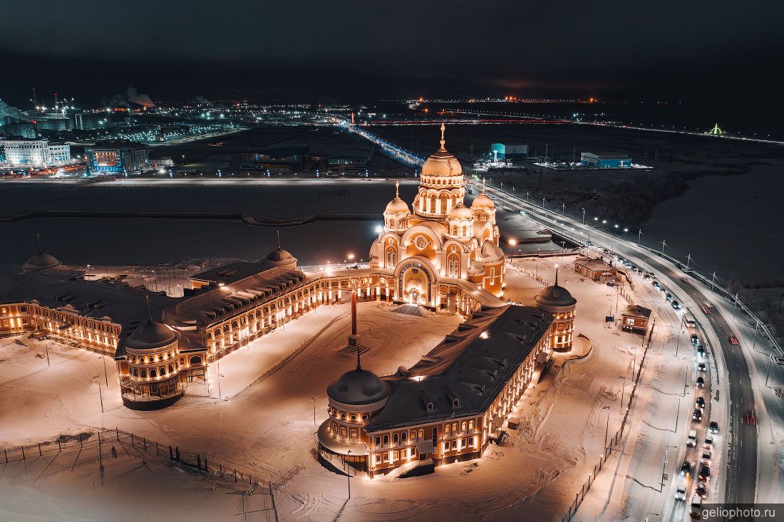 Собор Преображения Господня в Салехарде ночью с высоты фото