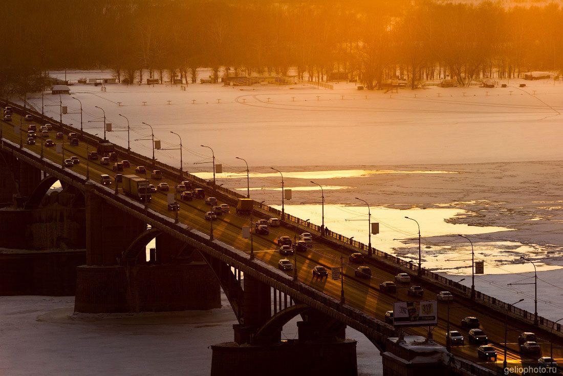 Новосибирский Октябрьский мост на закате фото