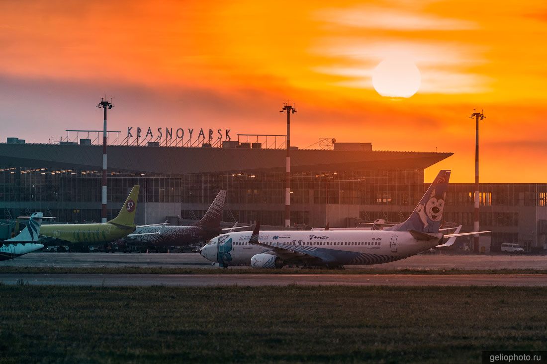 Boeing 737-300 NordStar в аэропорту Красноярска фото