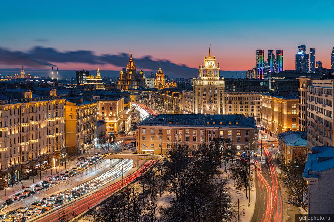 Улица Садовая-Триумфальная в Москве вечером фото