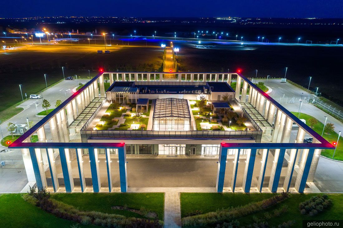 VIP-терминал аэропорта Платов в Ростове-на-Дону вечером фото