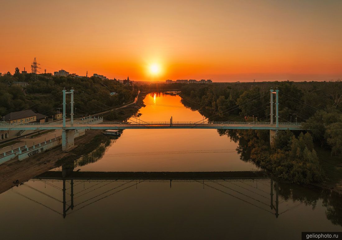 Мост Европа-Азия в Оренбурге на закате фото